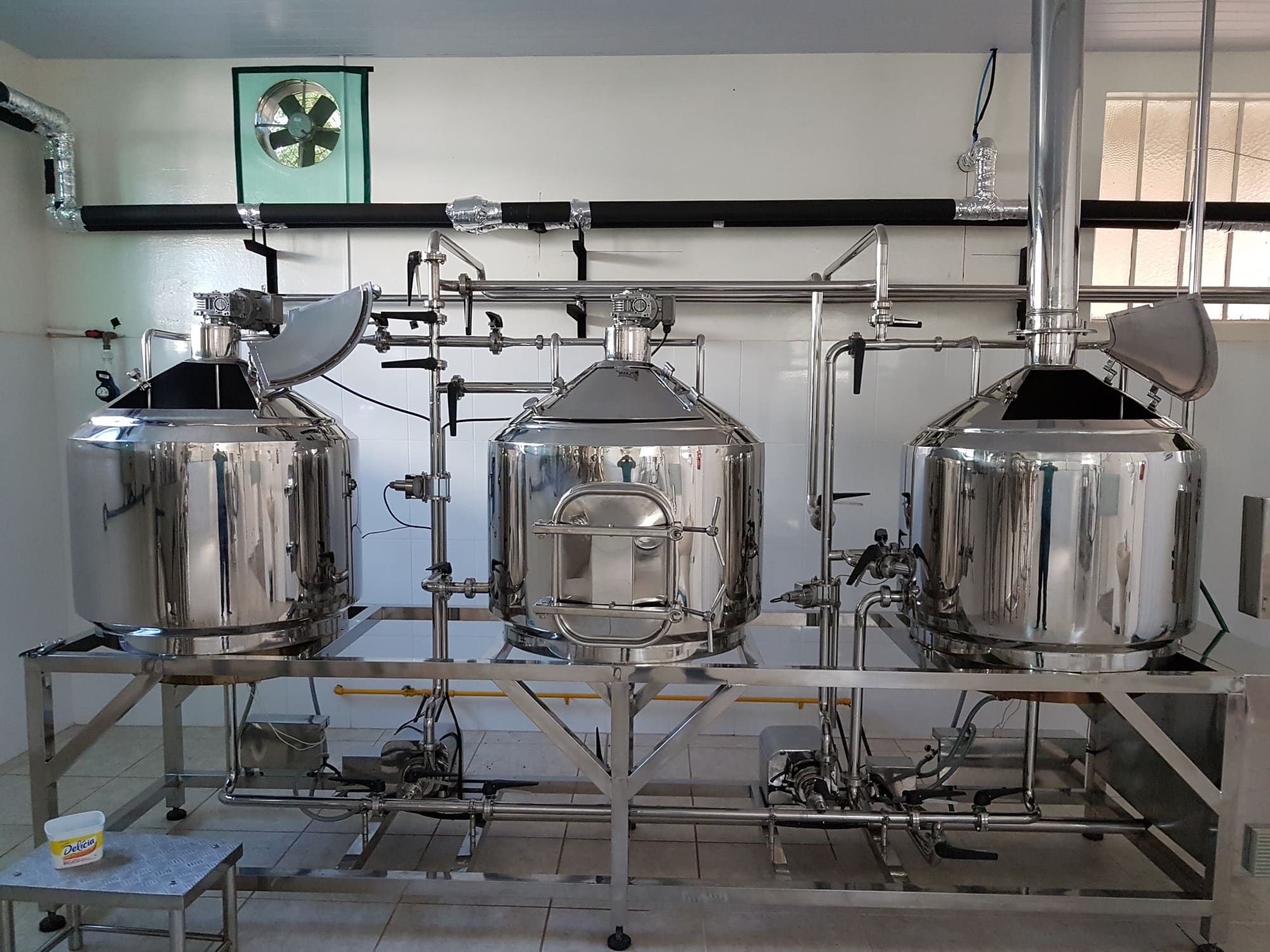 Sala de brassagem com tanques de aço inox na fábrica da Três Domingos