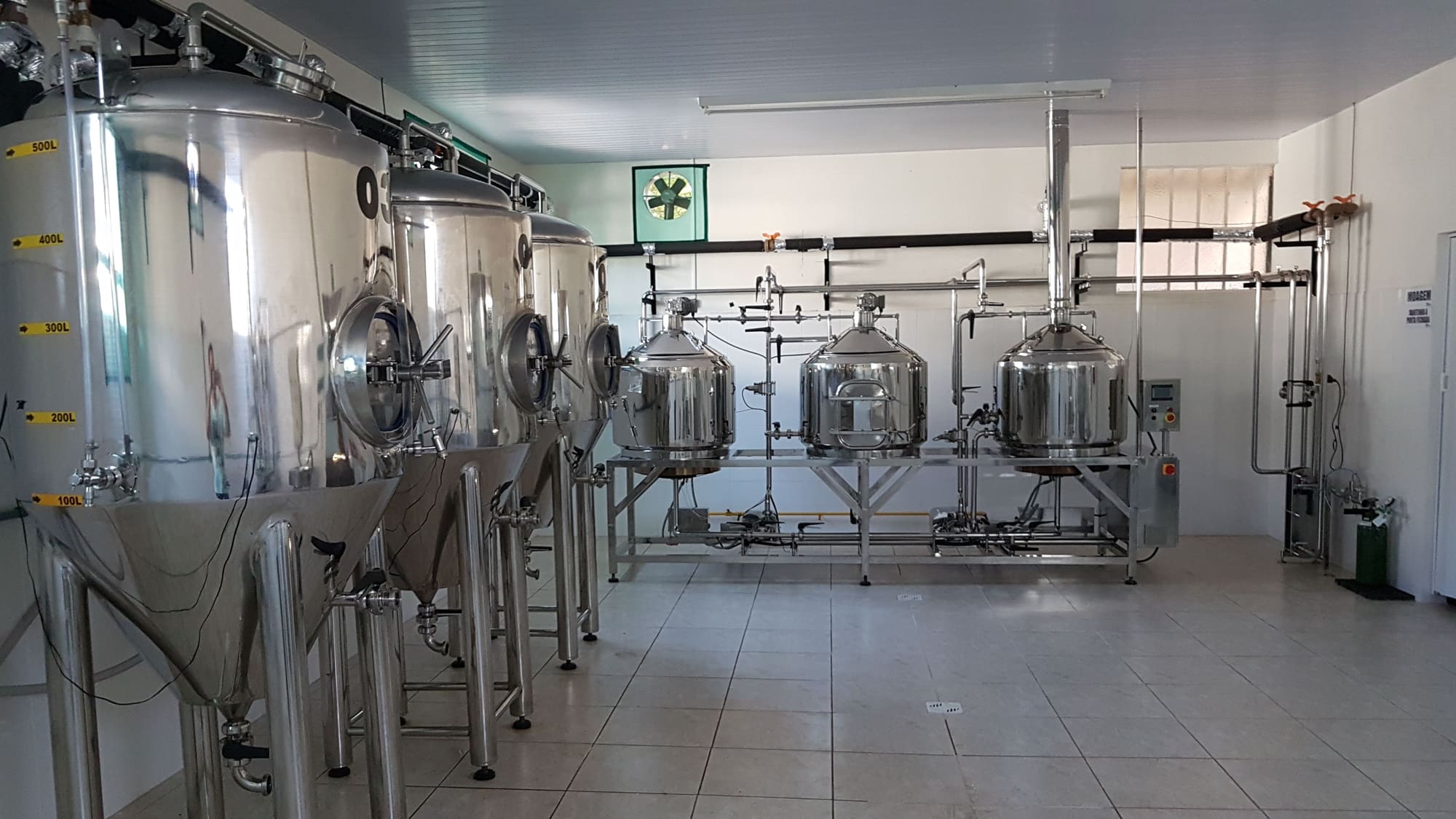 Fermentadores de 500 litros alinhados na cervejaria