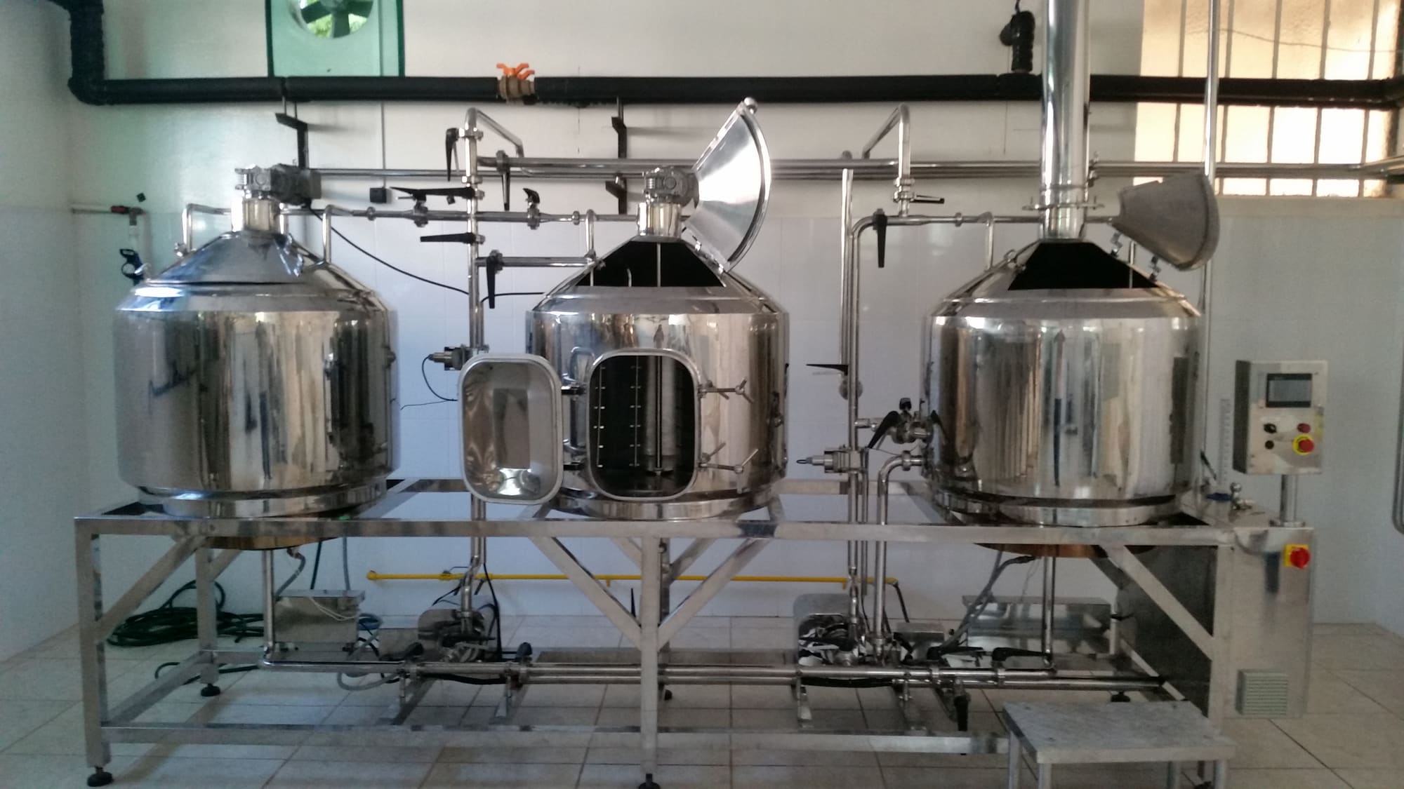 Equipamentos de brassagem em aço inox na fábrica da Três Domingos