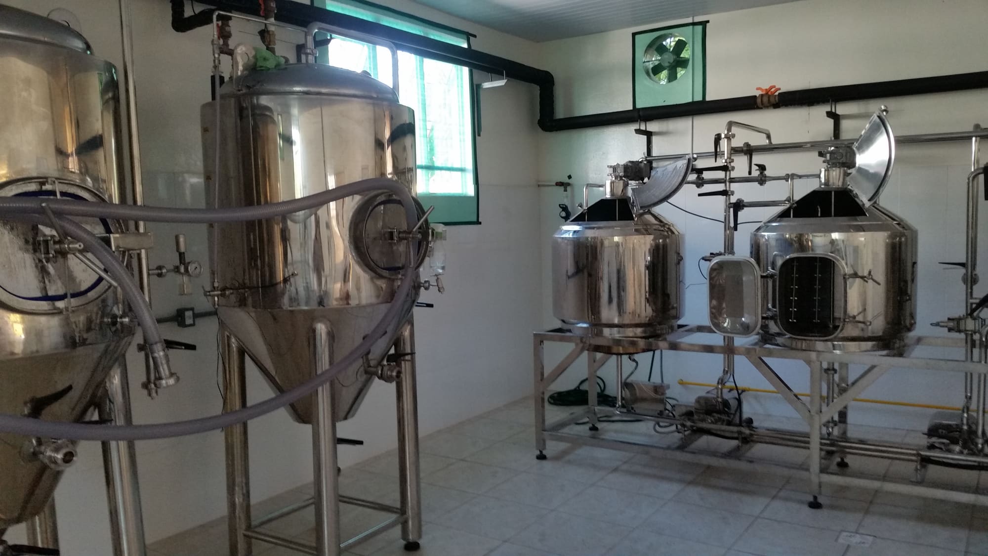 Fermentadores de 500 litros na fábrica em Anicuns
