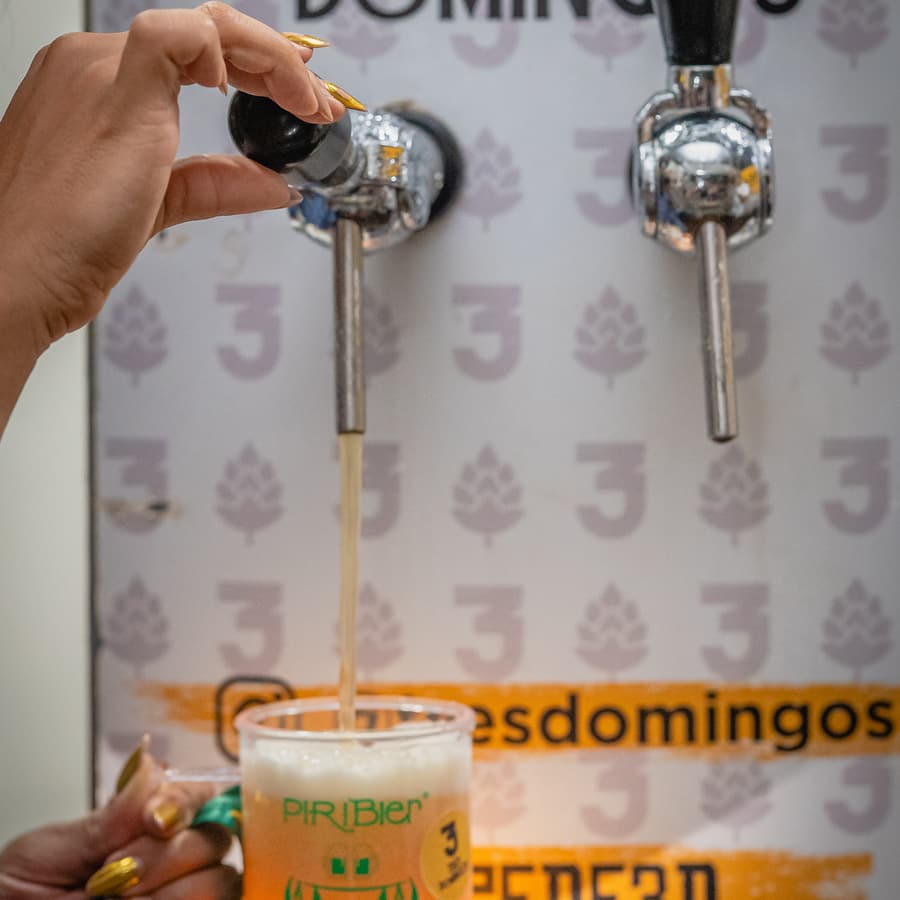 Torneiras de chope Três Domingos prontas para servir em evento